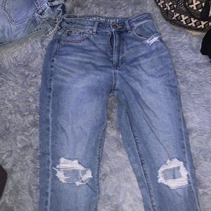 Medium wash mom jeans American eagle ripped at knees and pocket